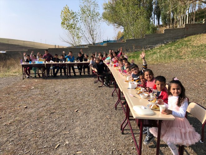 görev sınıflarında köy - AĞRI öğrencilerini okulunda kadın İlk 3 karşılıyor yerleri soba çalışan öğretmen yakıp 4