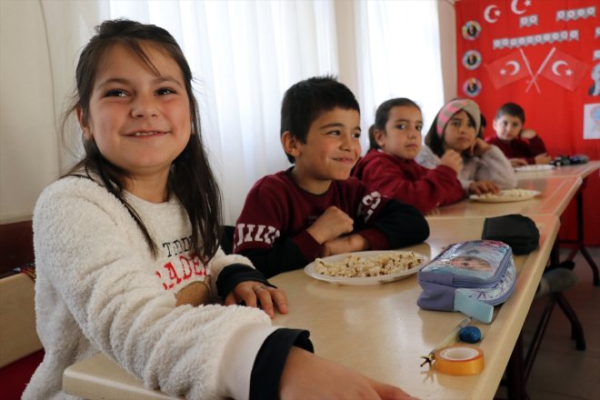 sınıflarında İlk yerleri soba yakıp AĞRI kadın - okulunda 3 köy görev çalışan karşılıyor öğrencilerini öğretmen 5
