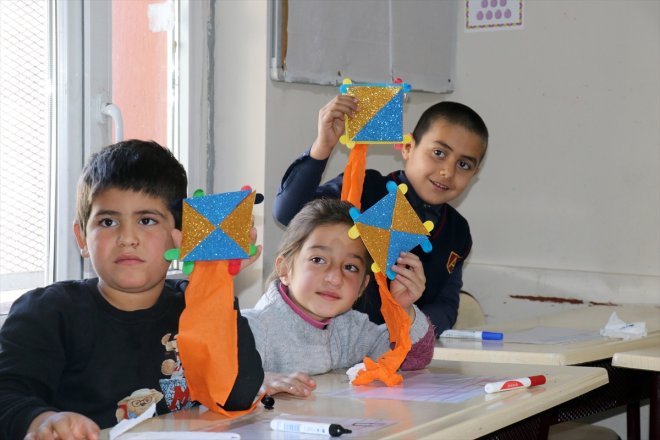 öğretmen yakıp köy karşılıyor çalışan kadın sınıflarında soba AĞRI öğrencilerini görev yerleri - İlk 3 okulunda 8