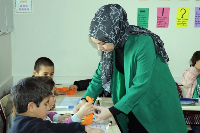 köy karşılıyor yerleri öğrencilerini sınıflarında okulunda görev öğretmen çalışan kadın İlk AĞRI soba 3 - yakıp 10