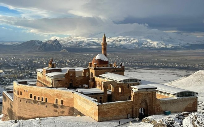 büründü - ilk Sarayı karıyla AĞRI beyaza mevsimin Paşa İshak 5