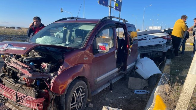 AĞRI - Trafik kazasında 6 kişi yaralandı1
