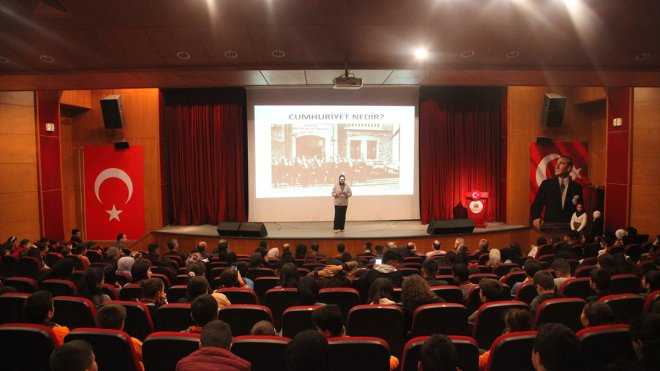 Ahlat'ta öğrenciler 'Gençlerin Gözünden Cumhuriyet' konulu sunumlar yaptı