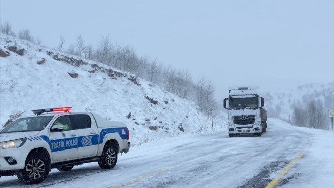 Ardahan-Artvin kara yolu ağır tonajlı araç geçişine kapatıldı