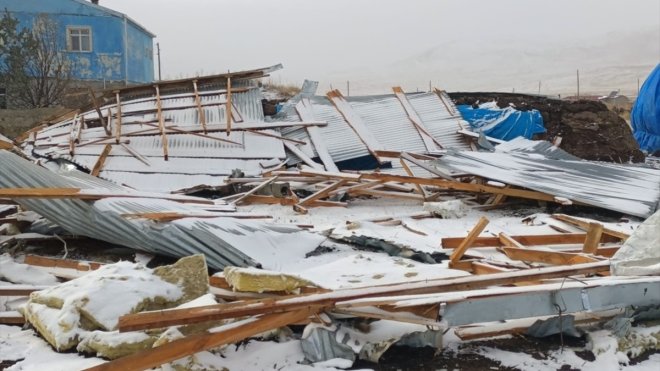 Ardahan'da fırtına evlerin çatılarını uçurdu