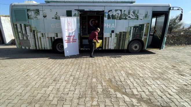 Kütüphane otobüsü köy çocuklarını kitapla buluşturmak için kırsalda 200 noktaya gitti