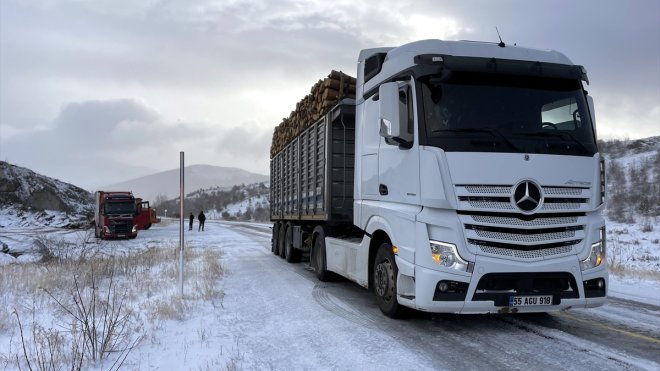Ardahan'da tipi nedeniyle oluşan buzlanmada tırlar yolda kaldı