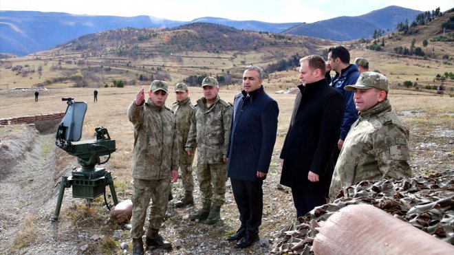 Ardahan Valisi Çiçek'ten sınırın sıfır noktasındaki askerlere moral ziyareti