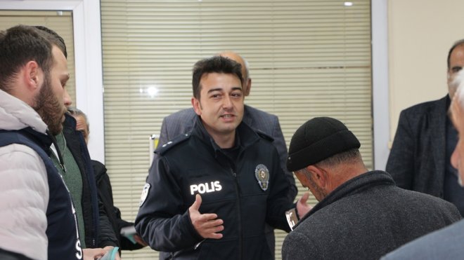Karlıova'da polis ekipleri dolandırıcılık olaylarına karşı vatandaşı bilgilendirdi