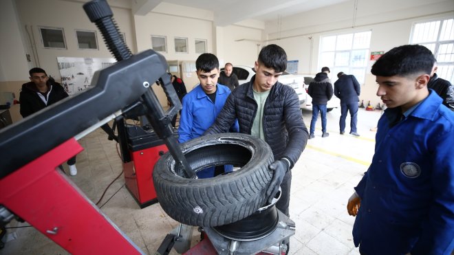 BİNGÖL - Meslek lisesi öğrencileri kış lastiği taktırmak isteyenlere hizmet veriyor1