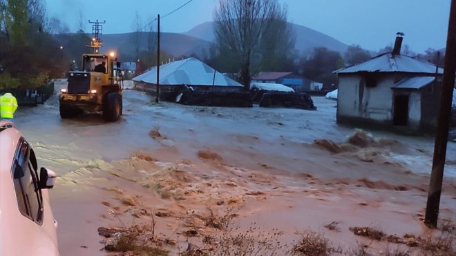 Bingöl'de sel nedeniyle mahsur kalan 2 çoban ve hayvanları kurtarıldı