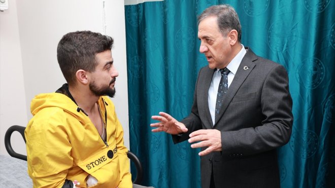 Bingöl Valisi Usta, devrilen 2 yolcu otobüsünde yaralananları ziyaret etti