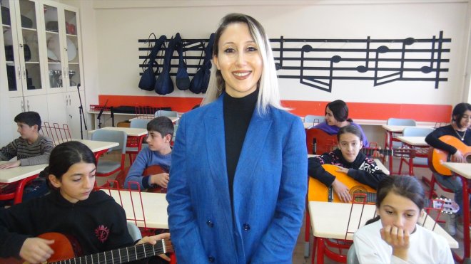 Bitlis'te görev yapan müzik öğretmeni, yaptığı etkinliklerle öğrencilerine müziği sevdirdi