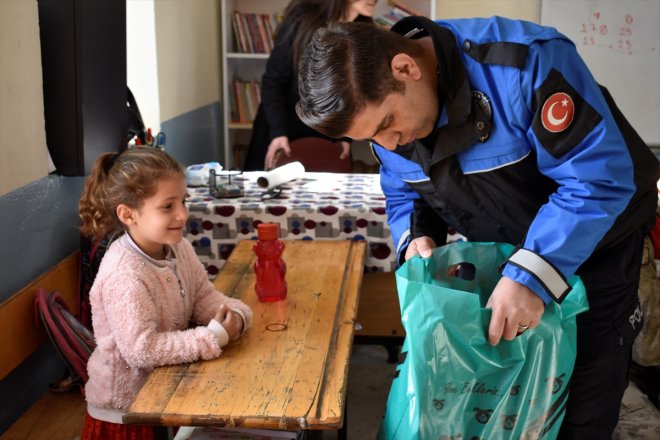 Bitlis'te jandarma ve polis ekipleri köylerdeki çocuklara hediyeler götürdü