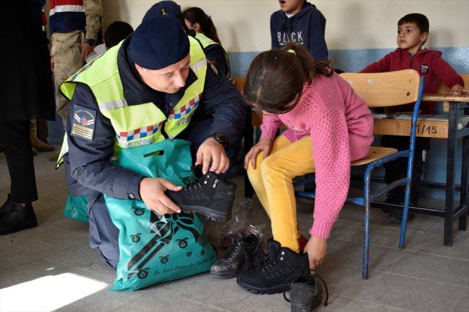 ekipleri jandarma ve köylerdeki götürdü polis çocuklara hediyeler Bitlis
