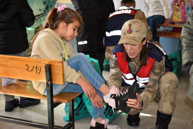 jandarma çocuklara ve polis götürdü hediyeler köylerdeki ekipleri Bitlis