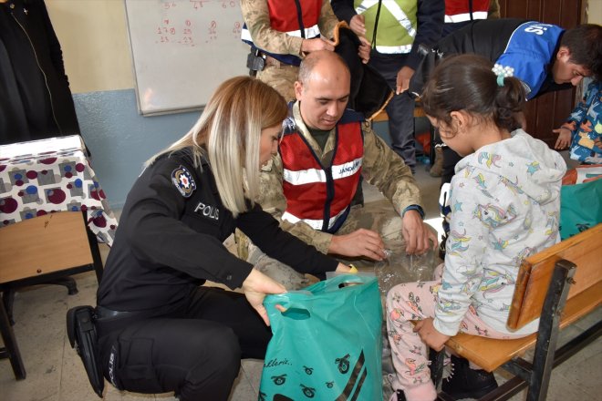 köylerdeki ve çocuklara polis Bitlis