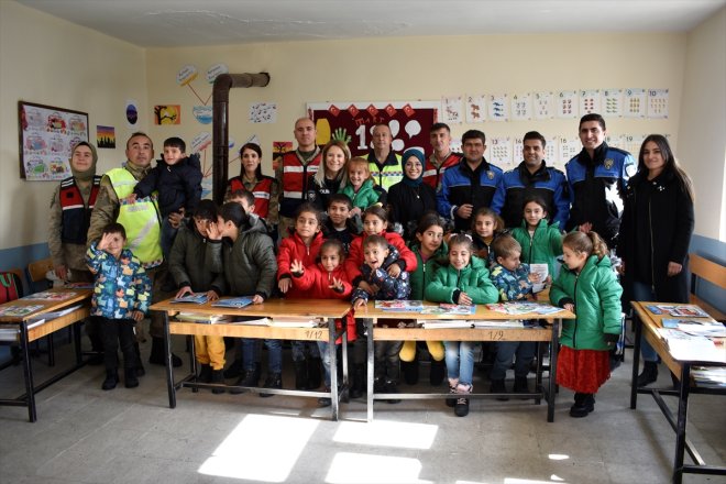 ekipleri götürdü jandarma ve köylerdeki polis hediyeler çocuklara Bitlis