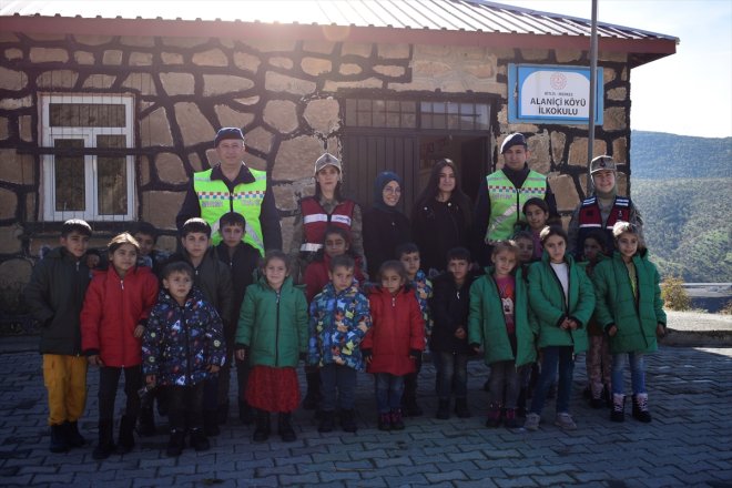 hediyeler jandarma ekipleri çocuklara polis köylerdeki götürdü ve Bitlis