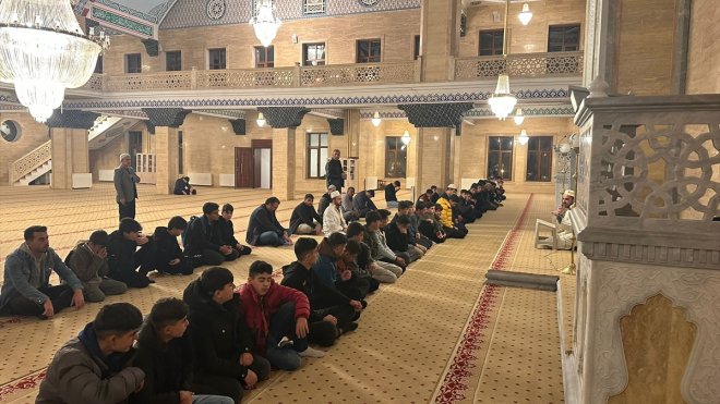 Bulanık'ta gençler sabah namazında buluştu