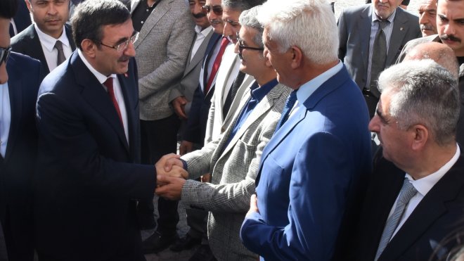 Cumhurbaşkanı Yardımcısı Yılmaz, Malatya Valiliği ve Büyükşehir Belediyesini ziyaret etti