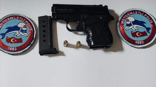 Elazığ'da asayiş uygulamasında 2 ruhsatsız tabanca ele geçirildi