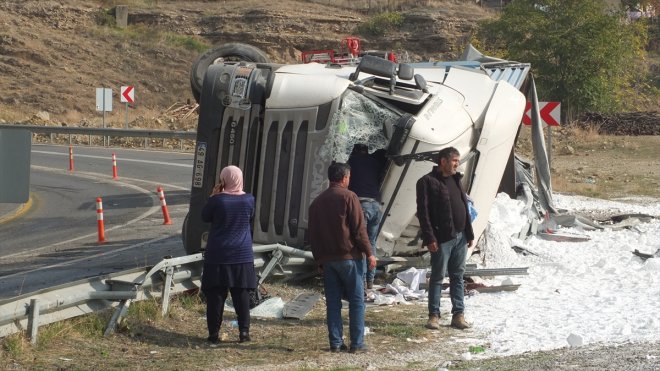 Elazığ'da devrilen tuz yüklü tırın sürücüsü yaralandı