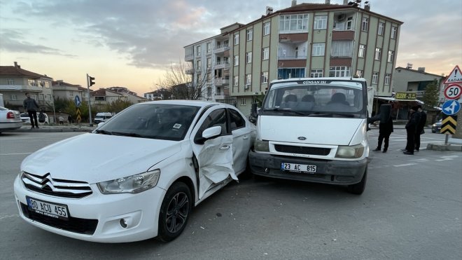 Elazığ'da otomobille kamyonetin çarpışması sonucu 4 kişi yaralandı