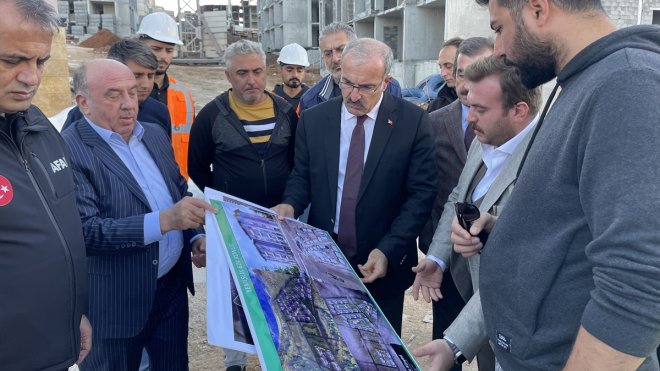 Elazığ Valisi Toraman, inşası süren deprem konutlarıyla ilgili incelemelerde bulundu: