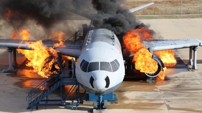 Erzincan Yıldırım Akbulut Havalimanı'nda uçak yangın tatbikatı yapıldı