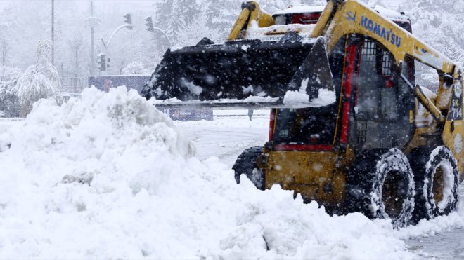 Erzurum Büyükşehir Belediyesi 1000 personelle karla mücadele çalışması yürütüyor