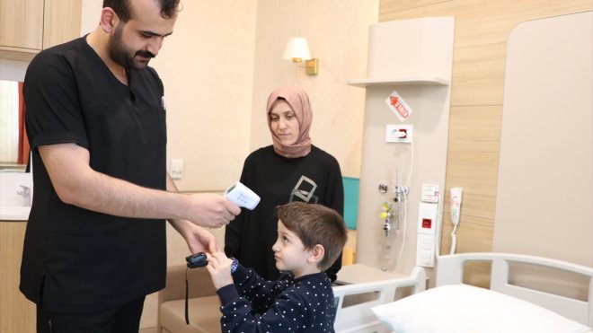Çakmakla oynarken kıyafeti tutuşan 4 yaşındaki Kerem, Erzurum Yanık Merkezinde sağlığına kavuştu