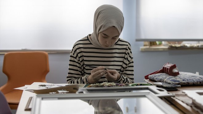Erzurum'da kurslara katılan dar gelirli kadınlar reçel, turşu ve salça üretiyor