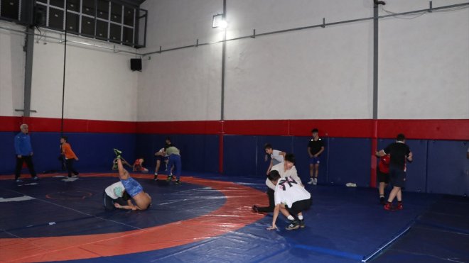 Erzurum'daki Aile ve Sosyal Hizmetler Spor Kulübünde geleceğin güreşçileri yetiştiriliyor