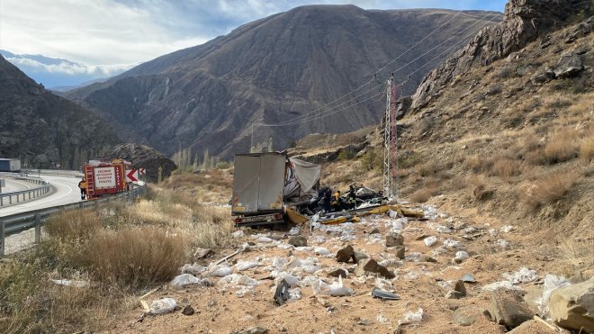 Erzurum devrilen nohut yüklü tırın sürücüsü öldü