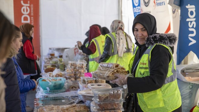Erzurum'da Gazze için kurulan hayır çarşısı, desteklerle sürüyor