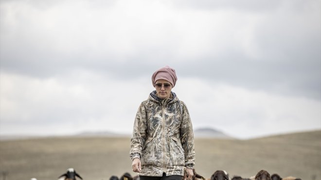 Hobi olarak 3 keçiyle hayvancılığa başlayan kadın mimar sürü sahibi oldu