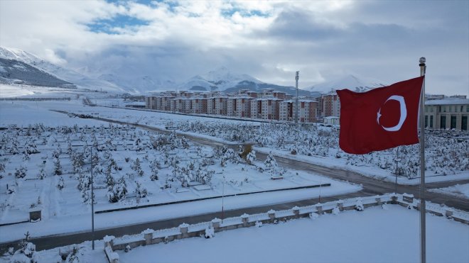Erzurum'da mezar kazma işlemi kara kış gelmeden yapıldı