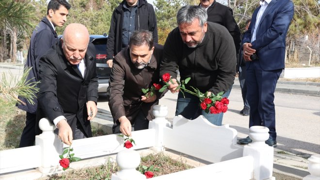 ERZURUM - Van depreminde hayatını kaybeden gazeteci Sebahattin Yılmaz, mezarı başında anıldı1