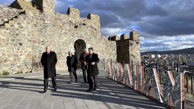Eski Devlet Bakanı Ahmet Cemil Tunç, Ardahan'da tarihi mekanları gezdi
