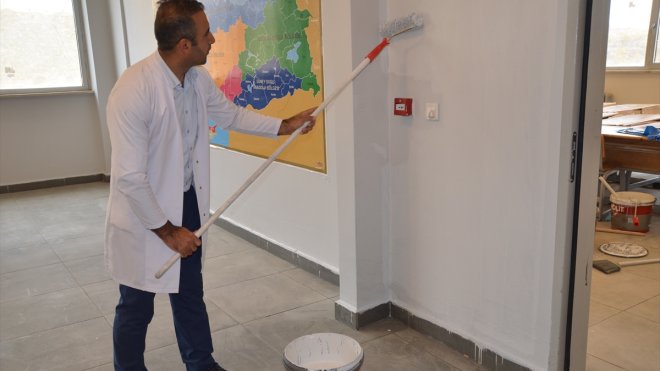 Ara tatili fırsat bilen öğretmenler, velilerle el ele vererek okulun bakımını yaptı