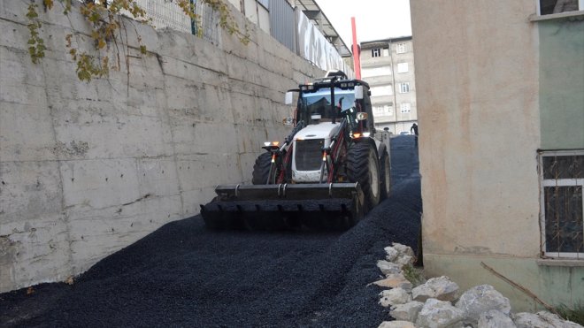 Hakkari'de asfalt çalışmaları sürüyor