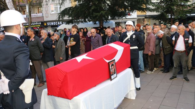 HAKKARİ - Trafik kazasında yaşamını yitiren polis memuru son yolculuğuna uğurlandı1