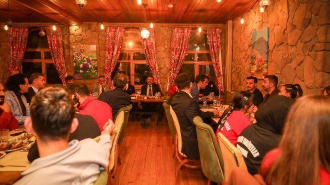 Hakkari Valisi Çelik, sporcularla bir araya geldi