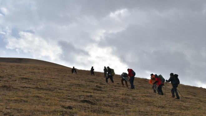 Kars, Ardahan ve Iğdır dağlarına güvenli tırmanış için tabela yerleştiriliyor