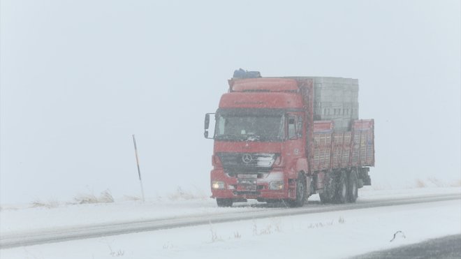 Kars-Iğdır kara yolunda kar, tipi ve sis nedeniyle ulaşım güçlükle sağlanıyor1