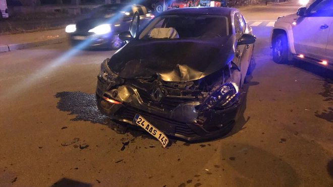 KARS - İki otomobilin çarpıştığı kazada 4 kişi yaralandı1