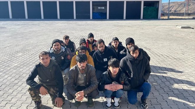 Kars'ta insan kaçakçılığından aranan şüphelinin evinde 15 düzensiz göçmen yakalandı