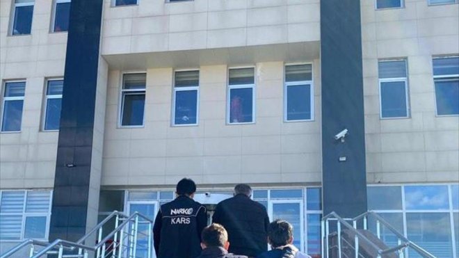 Kars merkezli 'torbacı' operasyonunda 2 zanlı tutuklandı