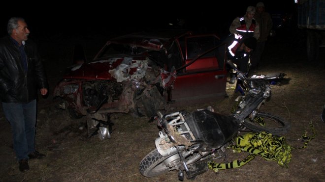 Kars'ta otomobille çarpışan motosikletteki iki genç hayatını kaybetti